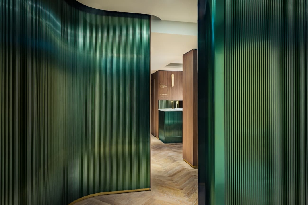 Entrée texturée du Business Lounge au Kimpton St-Honoré à Paris. Design Saguez & Partners. 