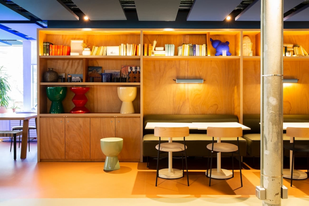 Vue Adenauer Café. Un lieu pour partager, se rencontrer dans un cadre chaleureux et confortable. Banquettes, canapés, tables hautes : c'est l'icône des retrouvailles des collaborateurs. Un espace décadré au sein de son lieu de travail. 